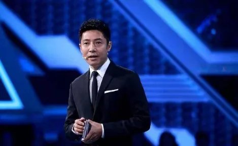 撒贝宁升级当爸爸，何炅提着礼物去看孩子，撒贝宁当时是怎么做的？