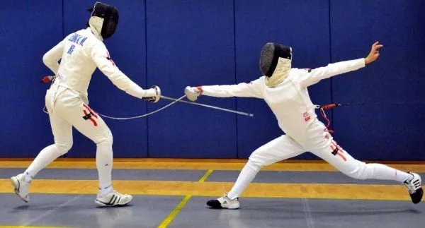 全国击剑赛16进八比跳绳，这能否体现体育精神？