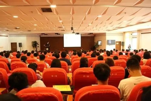 作为教授讲课时口无遮拦讲黄段子，你觉得是对女性的不尊重吗？