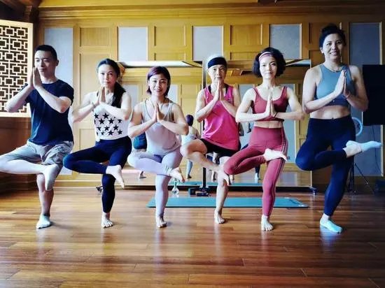 70岁马甲线奶奶成健身教练