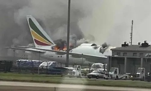 上海浦东机场一架飞机起火