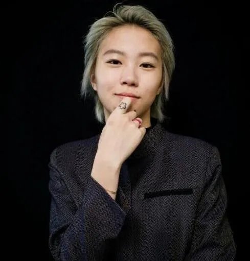 窦靖童给奶奶庆生，如何评价窦靖童的性格？