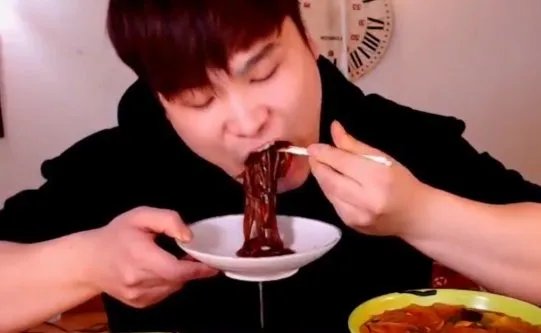 19岁吃播博主去世，为何年纪轻轻却与世长辞？