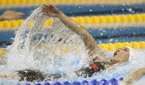 学游泳先学哪种泳姿好？初学者要注意什么？