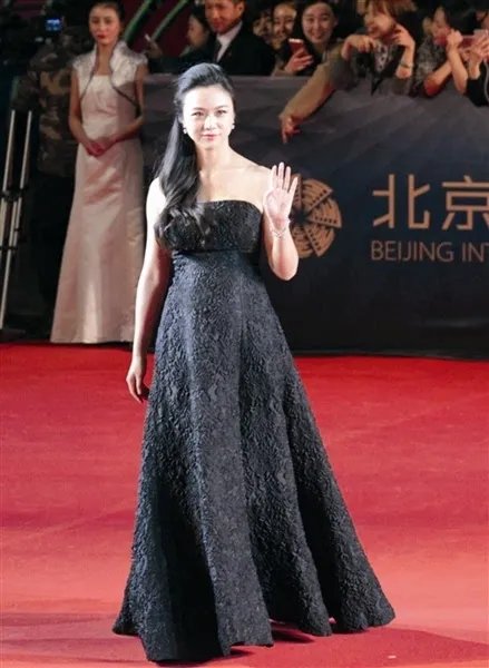 汤唯挺孕肚走红毯 声称感谢小猴子的陪伴