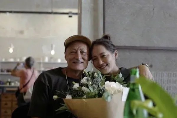 余文乐520晒照表白妻子，他的老婆有何背景？