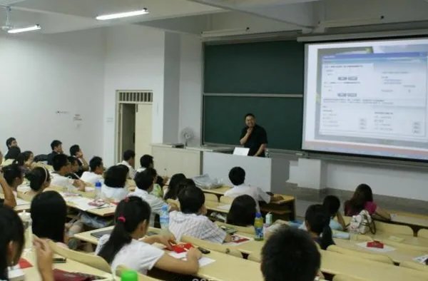 北大考古女生谈到父母的时候哽咽,到底怎样的教育才能培养出这样的孩子?