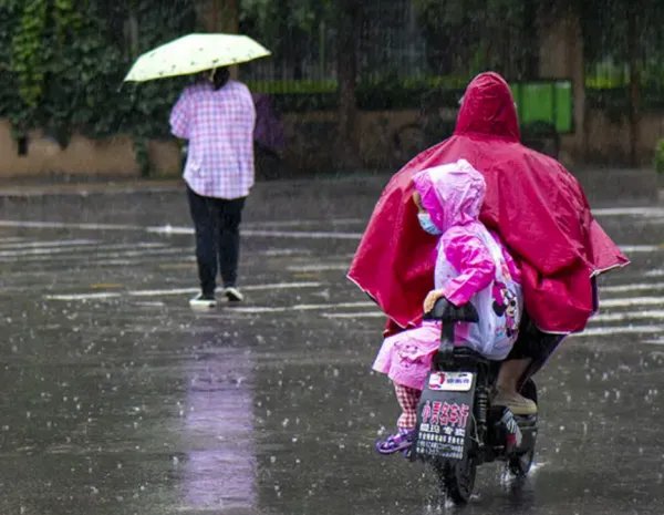 南阳等地局部遭遇大暴雨，给人们的出行带来了哪些影响？
