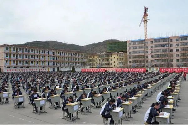 中学组织学生露天考试，这算是一种新型的考试形式吗？