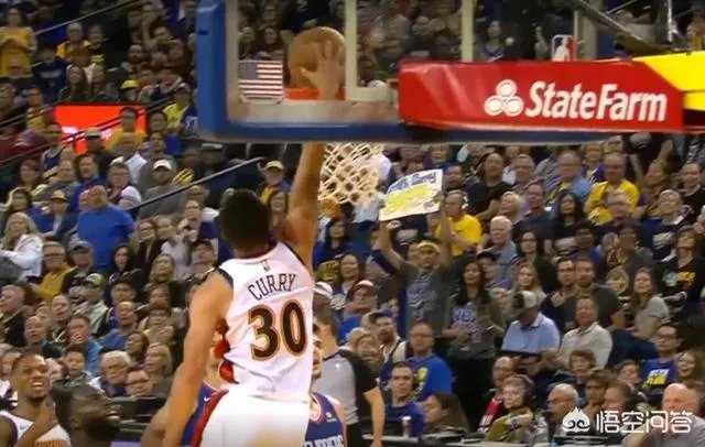 扣篮真的难，库里暴扣被吹无效，记者调侃：在裁判那库里扣篮永不会发生，你怎么看？