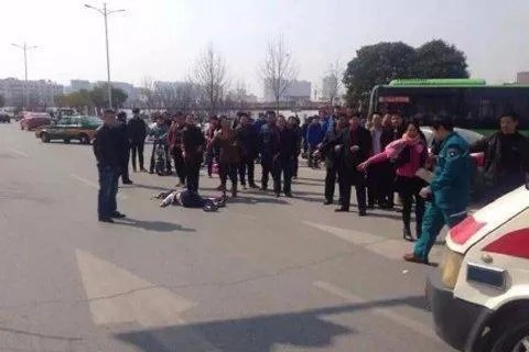 退休干部冲撞学生是什么原因？