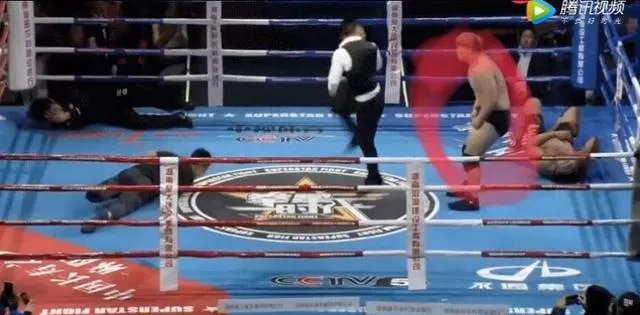 中国拳手杨建平遭日本拳王吐口水，一脚踢翻日本教练，该不该？