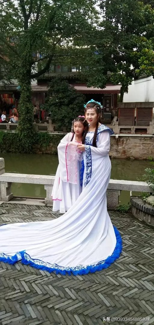 人像摄影中，你认为旗袍与汉服哪个更能拍出中国女人的韵味？你喜欢拍哪一种服装？