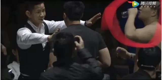 中国拳手杨建平遭日本拳王吐口水，一脚踢翻日本教练，该不该？