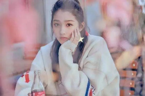 关晓彤录视频窗帘跟鹿晗同款，两个人真的同居了吗？