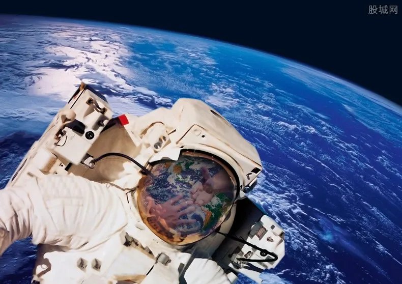 女航天员王亚平一家三口照片引关注 其上天后还能生育吗