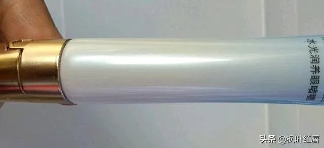 请问眼贴以及眼霜使用后细纹增多有可能是什么原因导致的？