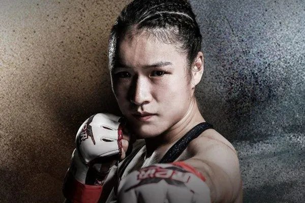 张伟丽血拼乔安娜卫冕成功，这场比赛为何被称为史上最佳女子对决？