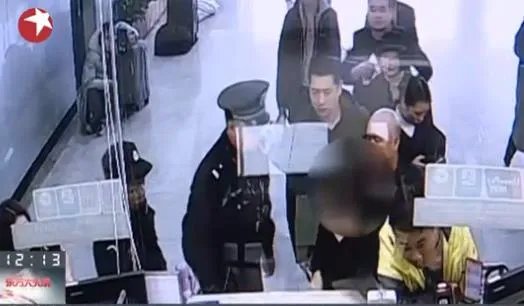 女子火车站霸窗：为什么要霸窗详情曝光（图）