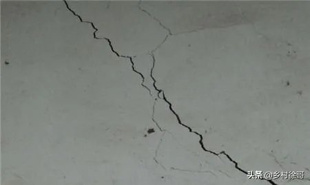 为什么农村的自建房会出现墙面裂缝、开裂、返潮的质量问题？问题出在哪？该怎么解决？