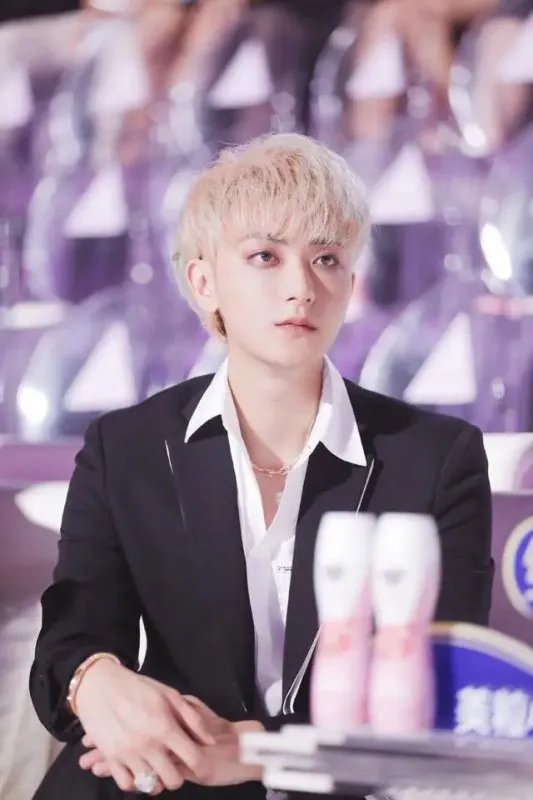 黄子韬在父亲去世后的首次现身，是什么样的状态呢？