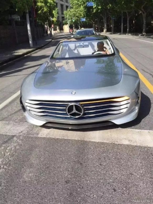 奔驰IAA无人驾驶概念车惊现上海 造型科幻遭强势围观