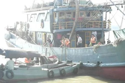 就盐城一渔船翻沉事件来说，翻船后还有生还的可能吗？