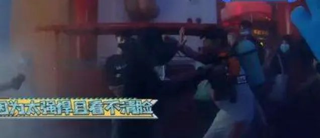 吴奇隆被保安当成坏人按到，这究竟是怎么回事？