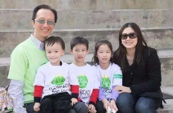 跳水皇后伏明霞退役后现状如何?