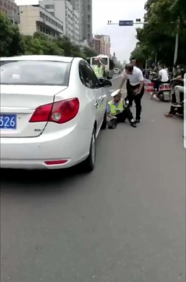 交警为何被指碰瓷执法？