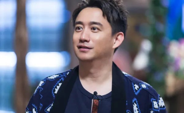 黄磊直言后悔生下三胎儿子，46岁的巨大年龄差引发怎样的共鸣？