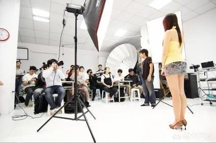 一个自称是“影楼摄影师”的开了付费的学习班,作为摄影小白,你会掏钱听课吗?为什么?