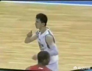 麦迪在CBA打球时，为什么吉喆会对着他摇手指羞辱？