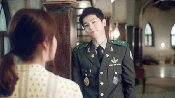 宋仲基离婚后首现身,双宋舆论大战究竟谁占了上风?