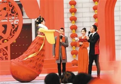 演员表演设备断裂,表演公司对比有何回应?