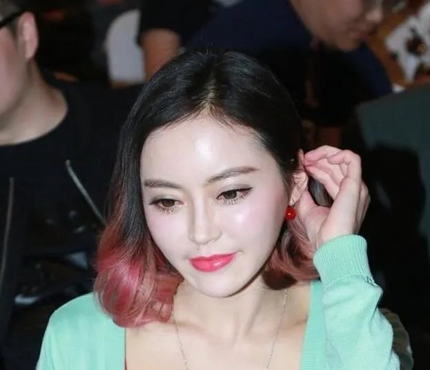 樊玲夜火图近照及资料 和潘春春都有乳神的称号