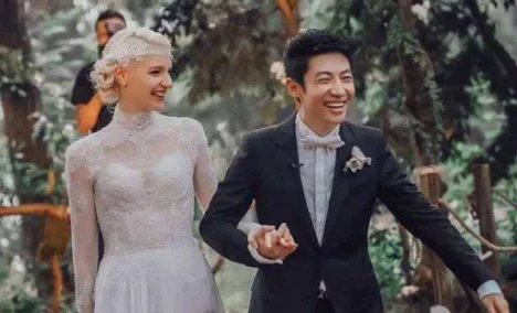 撒贝宁升级当爸爸，何炅提着礼物去看孩子，撒贝宁当时是怎么做的？