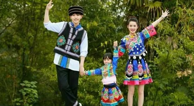 邓伦帮李沁洗手是什么情况？