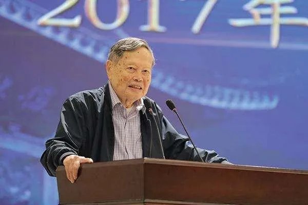 为什么杨振宁、姚期智放弃外国国籍，转为中国科学院院士？