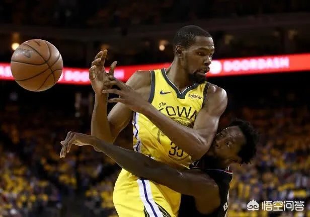 勇士被31分逆转，6犯离场杜兰特在场下一脸迷茫，今夏成为自由球员的他会加盟快船吗？