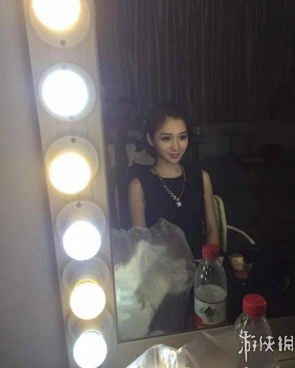 《LOL》最美游戏女主播登男人装：火辣身材一览无遗