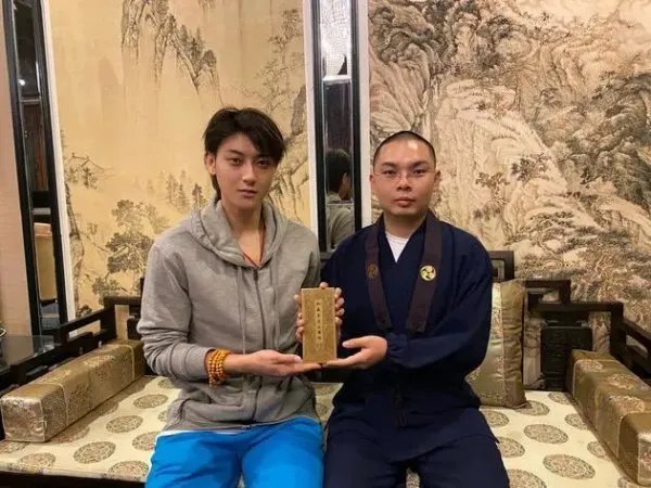 黄子韬在父亲去世后的首次现身，是什么样的状态呢？