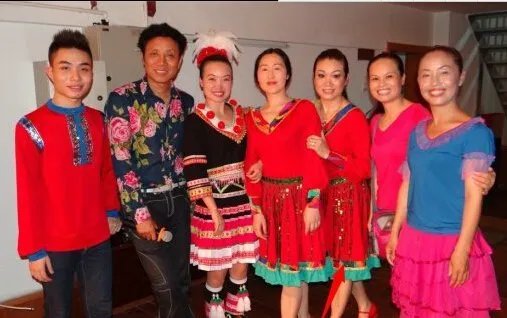 学跳交谊舞的杨艺老师和跳广场舞的杨艺老师是一个人吗