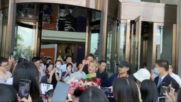 宁静粉丝戴哪吒面具应援，哪吒面具有何寓意呢？