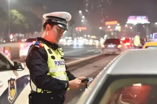 陕西一醉酒男子为躲查酒驾坠河溺亡，此事究竟是谁之过？