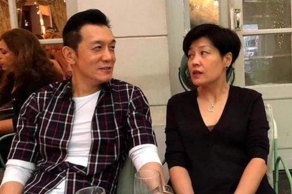 网友：这个女人家世真的不简单，哈文究竟有何强大家庭背景？