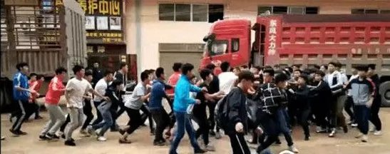 50名中学生群殴是怎么回事？