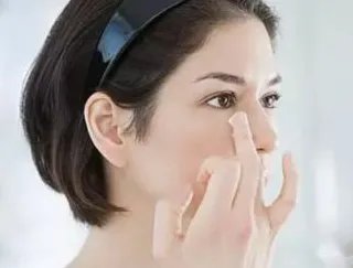 为什么我觉得用完眼霜以后皱纹更明显了?