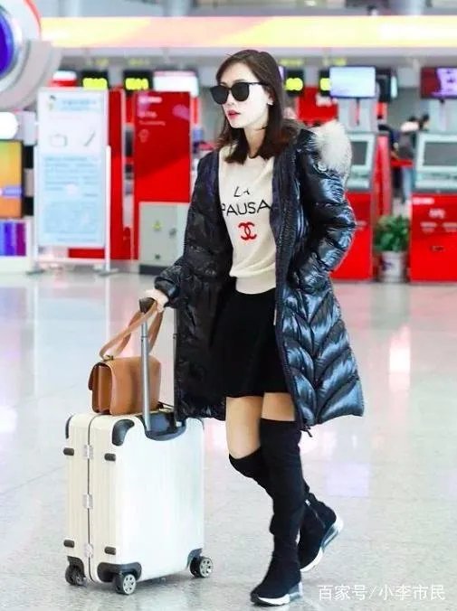 马蓉一身潮牌现身机场，从未有过的坦然笑对拍照，应了一句什么成语？