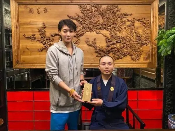 黄子韬在父亲去世后的首次现身，是什么样的状态呢？